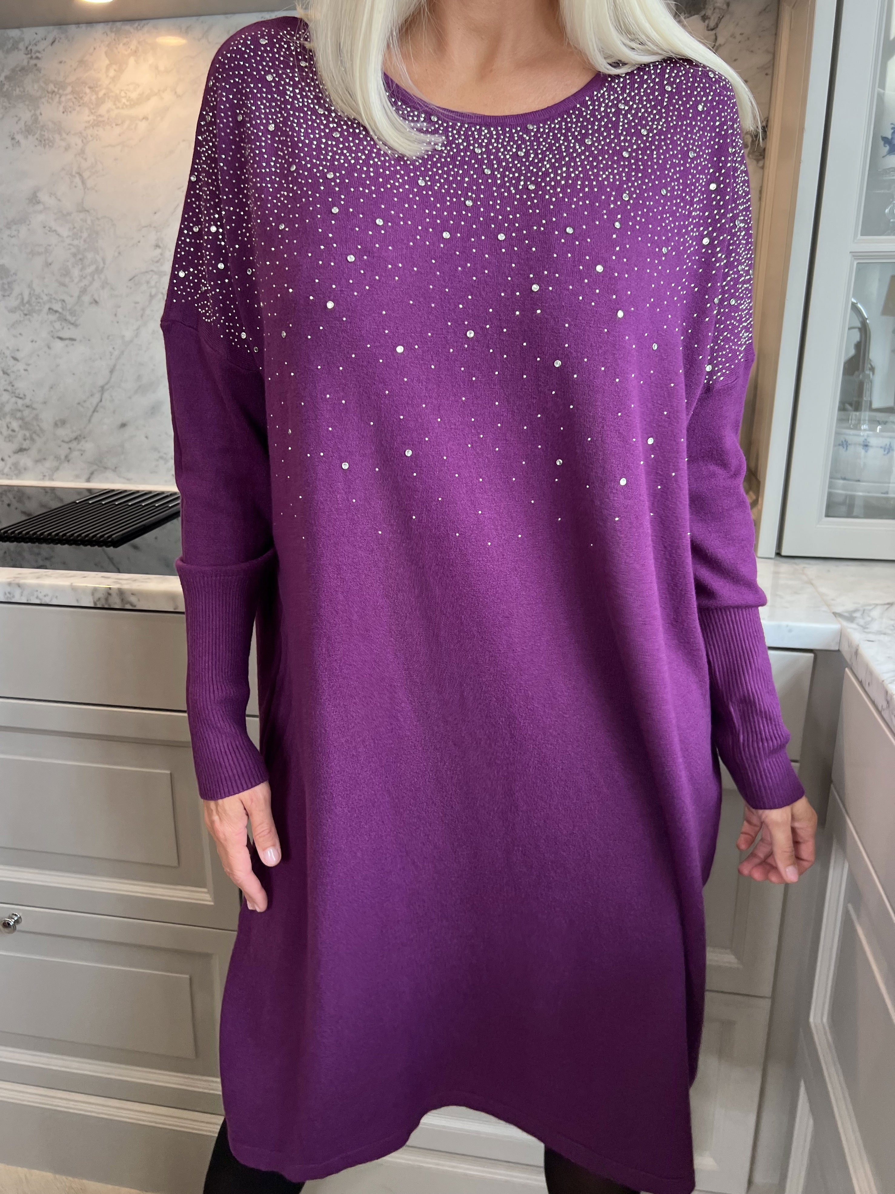 Yasha - Blød strikkjole i strækbart stof pyntet med similisten